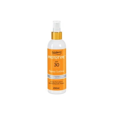 Prototype purškiamas losjonas SPF 30 yra švelnios, neriebios, aksominės tekstūros emulsija, tinkanti visų tipų odai. Sudėtyje yra: drėkinamųjų ekstraktų, minkštinamųjų medžiagų, pantenolio, apsauginių alavijų sulčių ir hialurono rūgšties derinys. Sudėtyje nėra alergenų. Lengvai pasiskirsto ir iš karto įsigeria be riebumo pėdsakų. NAUDOJIMO INSTRUKCIJA: Užtepkite pakankamą kiekį ant kūno likus 15-30 min. iki buvimo saulėje. Dažnai tepkite pakartotinai, kad išlaikytumėte apsaugą, ypač po maudymosi, naudojimosi rankšluosčiu ar ilgesnio buvimo saulėje. ĮSPĖJIMAI: Išorinio naudojimo priemonė kūnui su SPF30. Nenaudoti jaunesniems nei 3 metų vaikams. Pernelyg ilgas buvimas saulėje kelia rimtą pavojų sveikatai. Nebūkite tiesioginiuose saulės spinduliuose, net jei naudojate apsaugos nuo saulės produktą. Laikyti vėsioje vietoje, kur nėra tiesioginių saulės spindulių. Pagaminta Boderm Laboratories PC. PATIKRINTA DERMATOLOGŲ Pakuotė: 200 ml